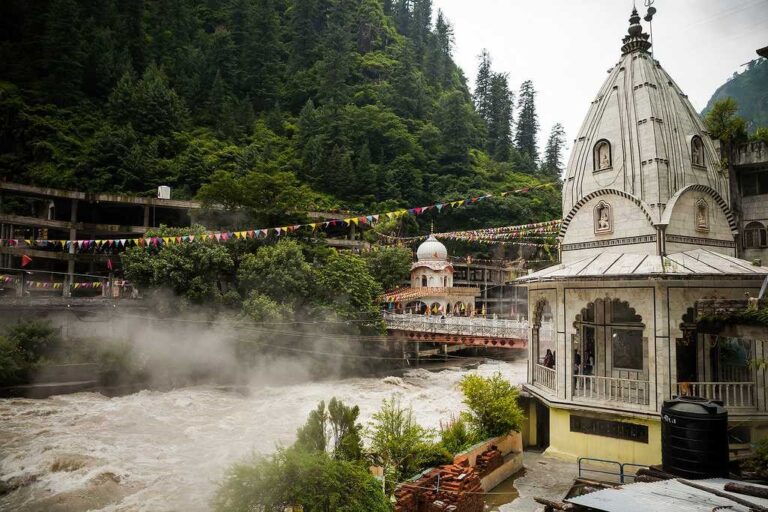 Gurudwara Shri Narayan Hari is located near Manikaran, about 45 kilometres north of Kullu. Baba Narayan Hari put up 50 years of constant effort to build the Gurudwara. According to legend, Baba Narayan arrived in Manikaran and began construction on a Gurudwara, where he built a tiny wooden structure. This Gurudwara has had to deal with the wrath of the locals on several occasions, who have demolished it each time he attempts to restore it. Sant Narayan Hari, on the other hand, never gave up hope and built a larger Gurudwara within 50 years. Manikaran Sahib is now regarded as one of India's most respected Sikh shrines.