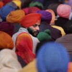 What is the significance of the different colors of the Sikh's turbans?