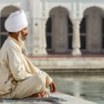 How do Sikhs meditate