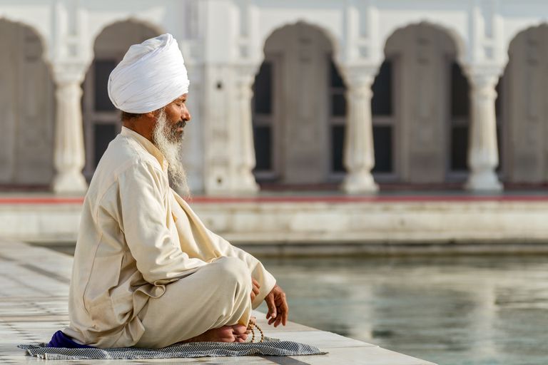 How do Sikhs meditate