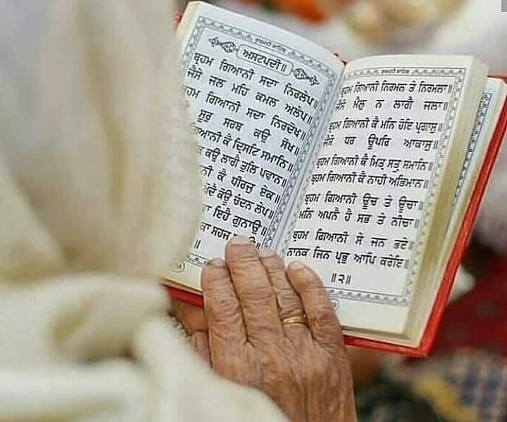 Is it wrong to recite on a chair or sofa? | Paath on Sofa or Chair – Truth & Gurbani Viewpoint