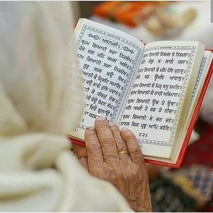 Is it wrong to recite on a chair or sofa? | Paath on Sofa or Chair – Truth & Gurbani Viewpoint